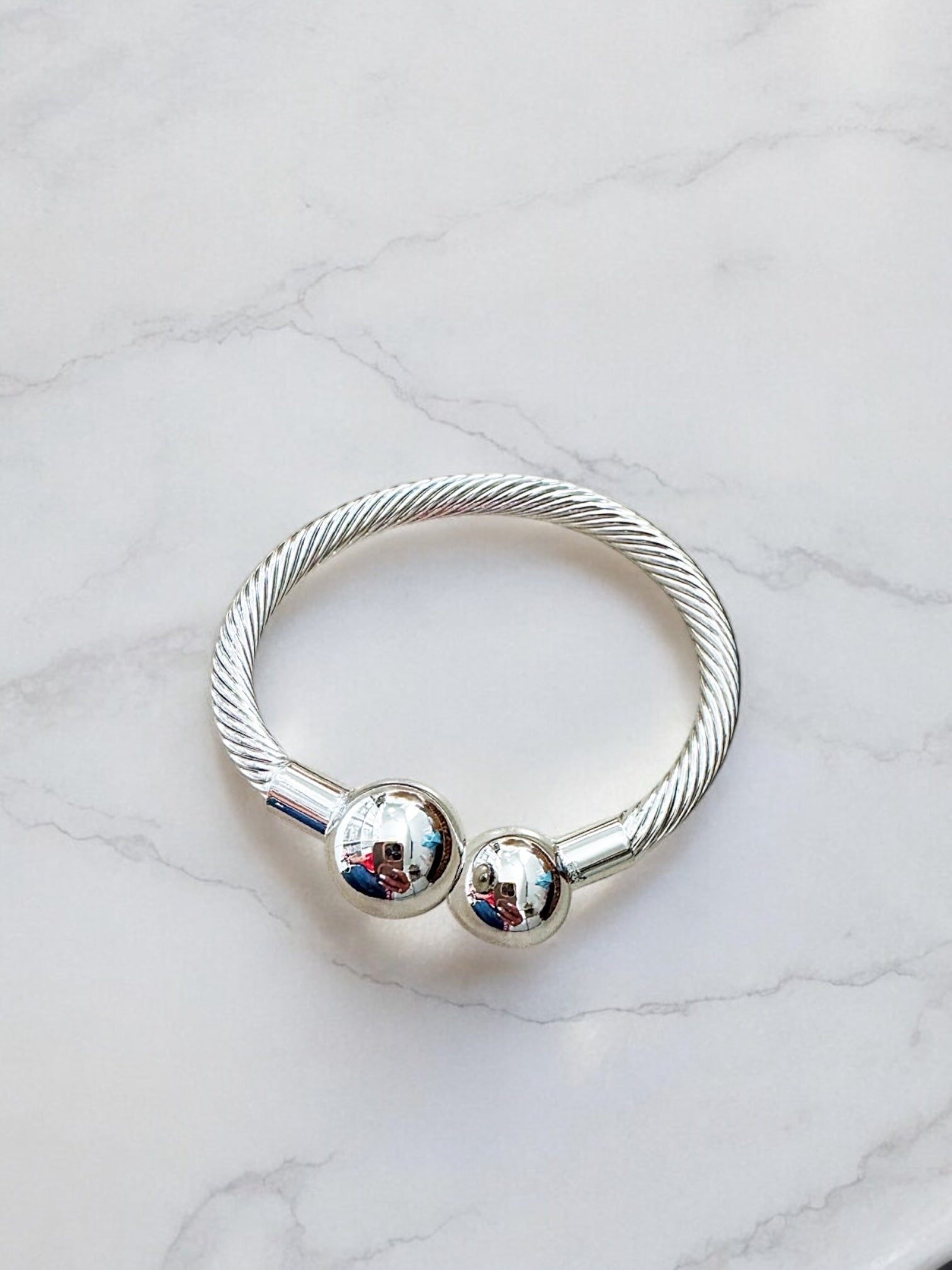 Victoria ball bangle