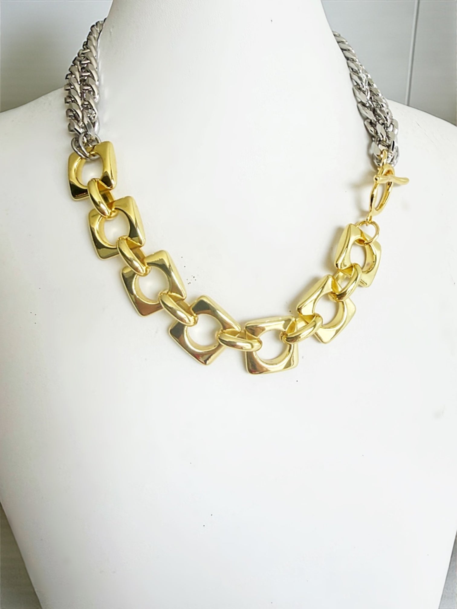 Carelis chain necklace