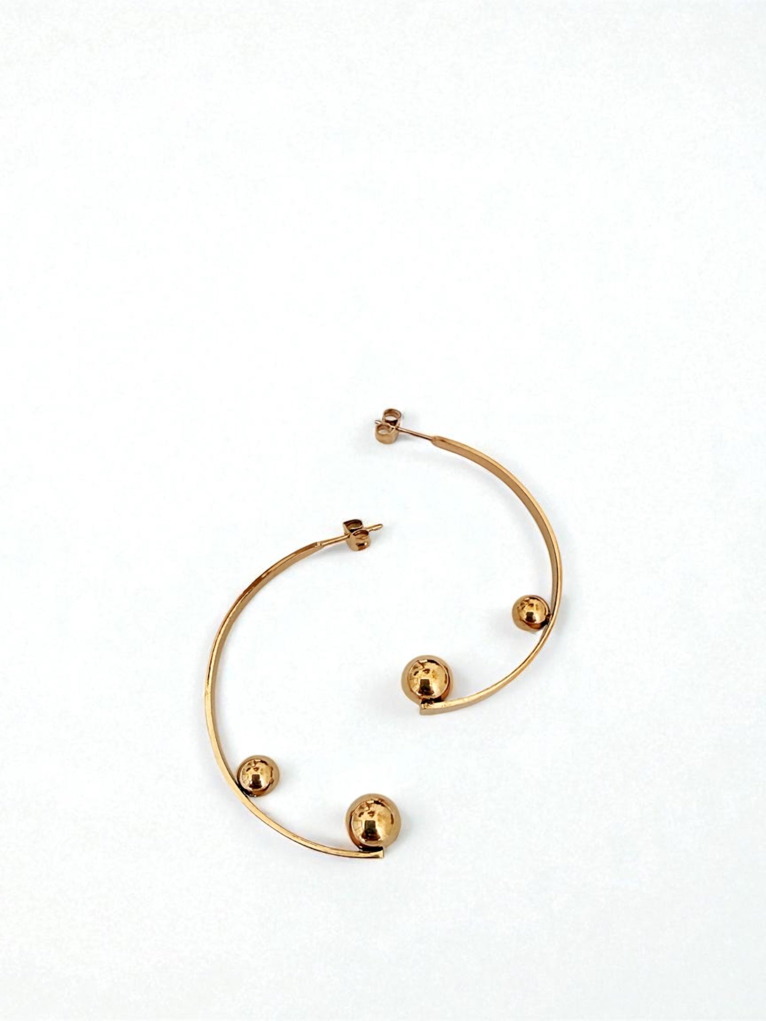 Media luna hoop earring