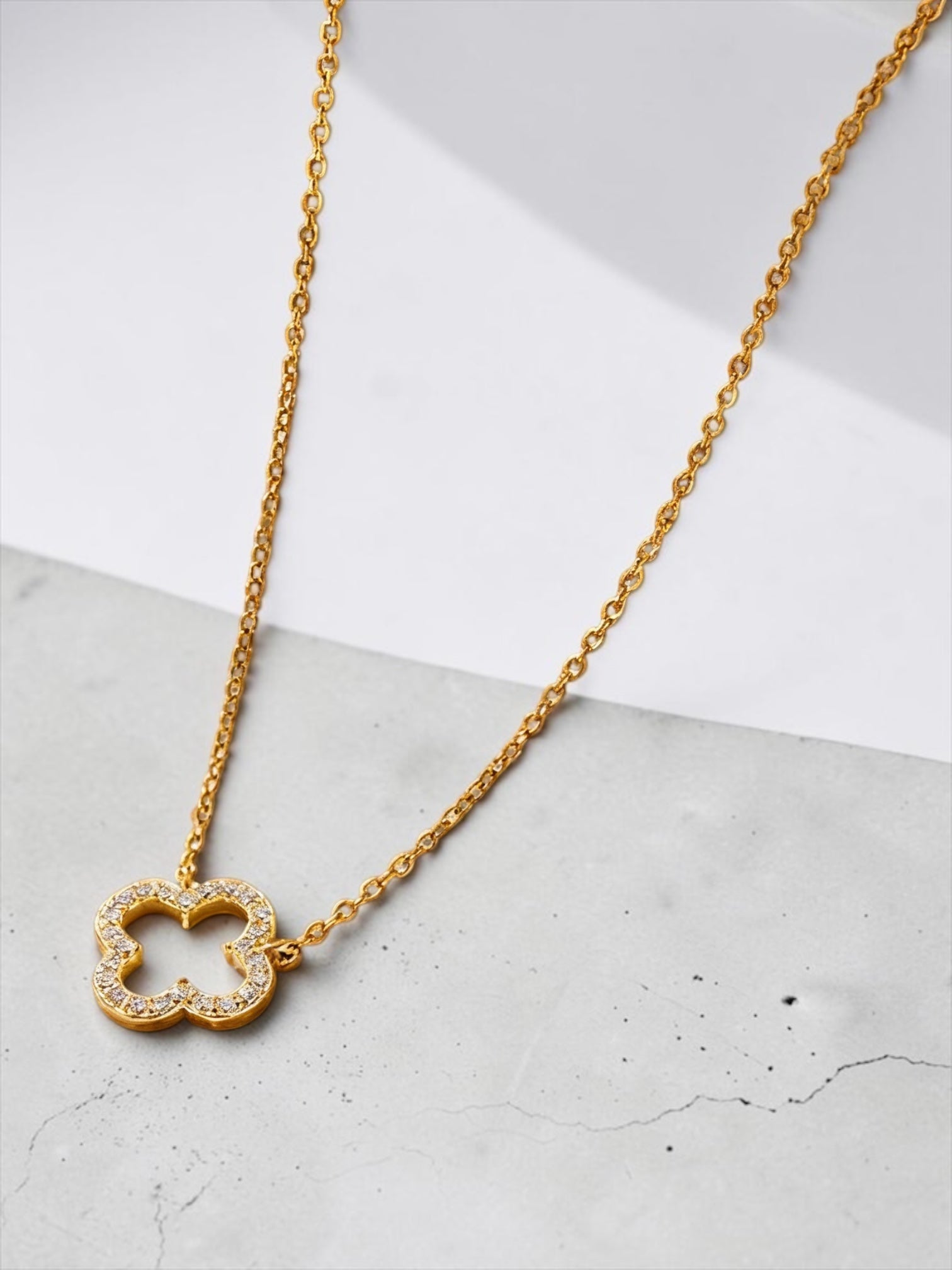 Trebol minimal chain necklace