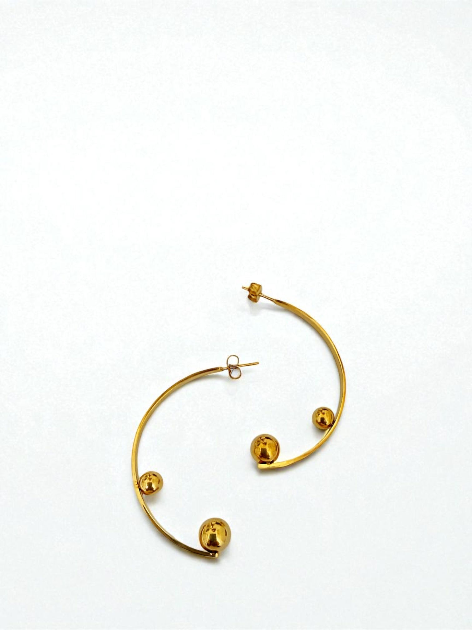 Media luna hoop earring