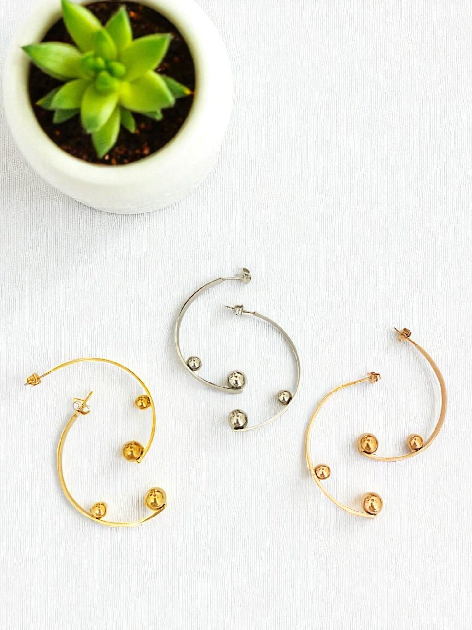 Media luna hoop earring
