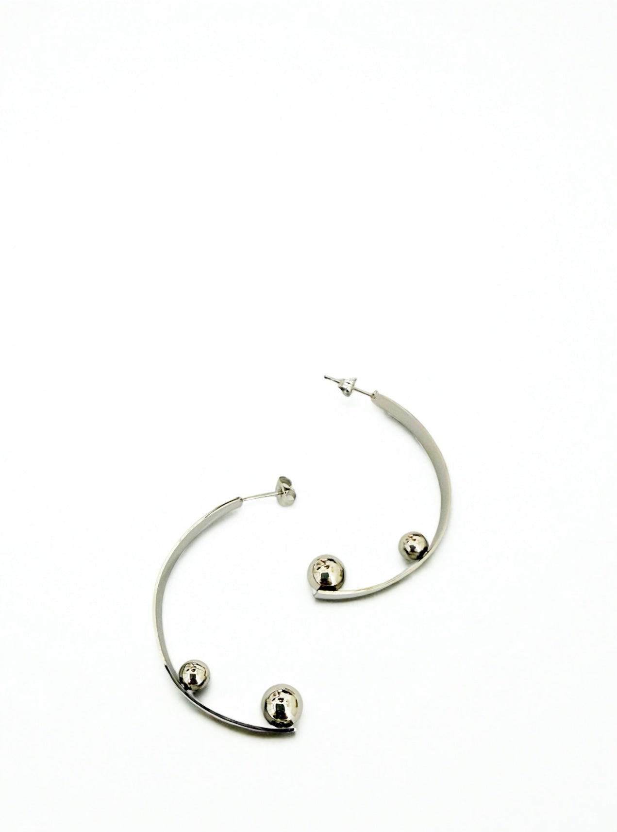 Media luna hoop earring