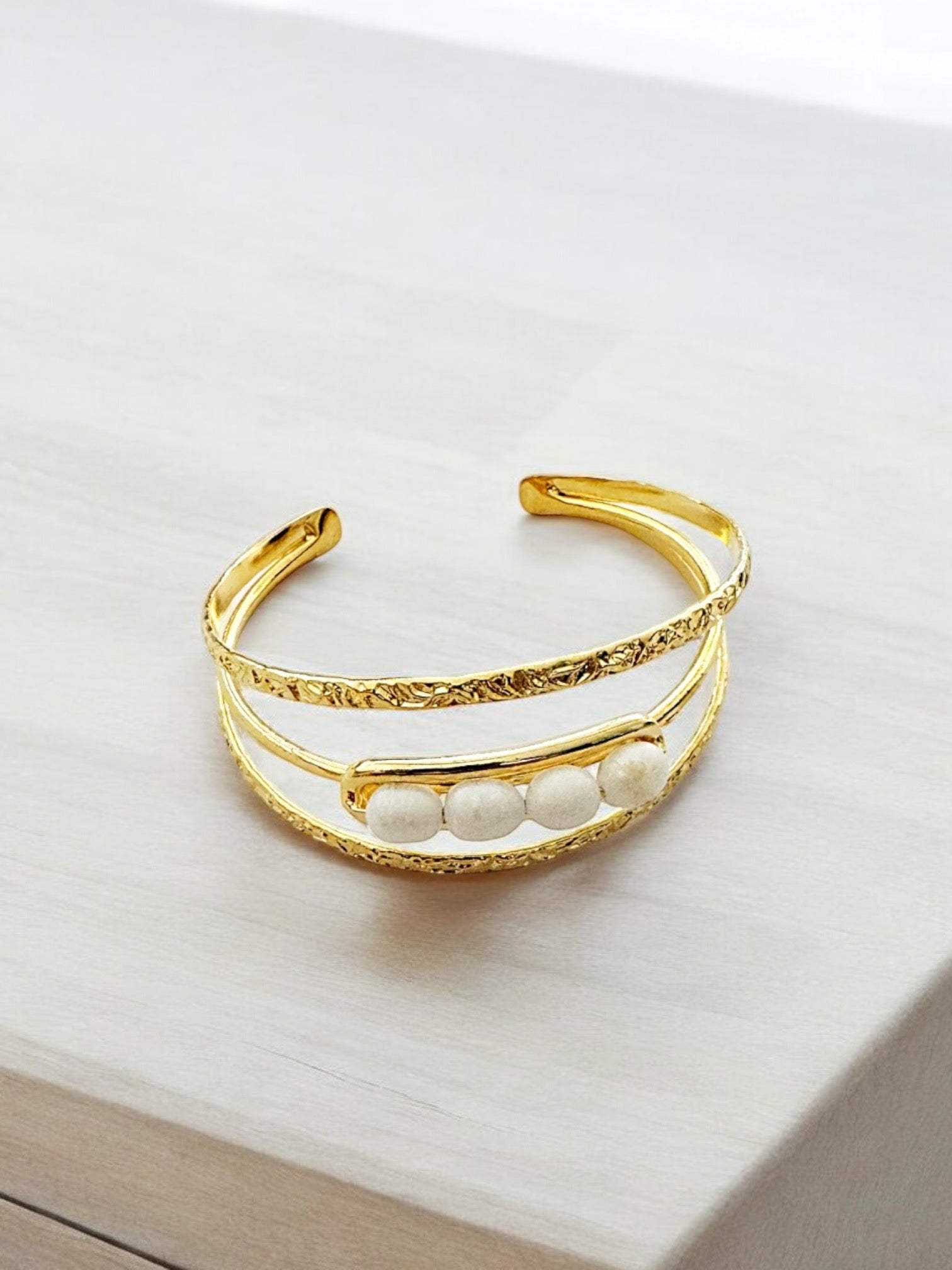 Snow pearl bangle