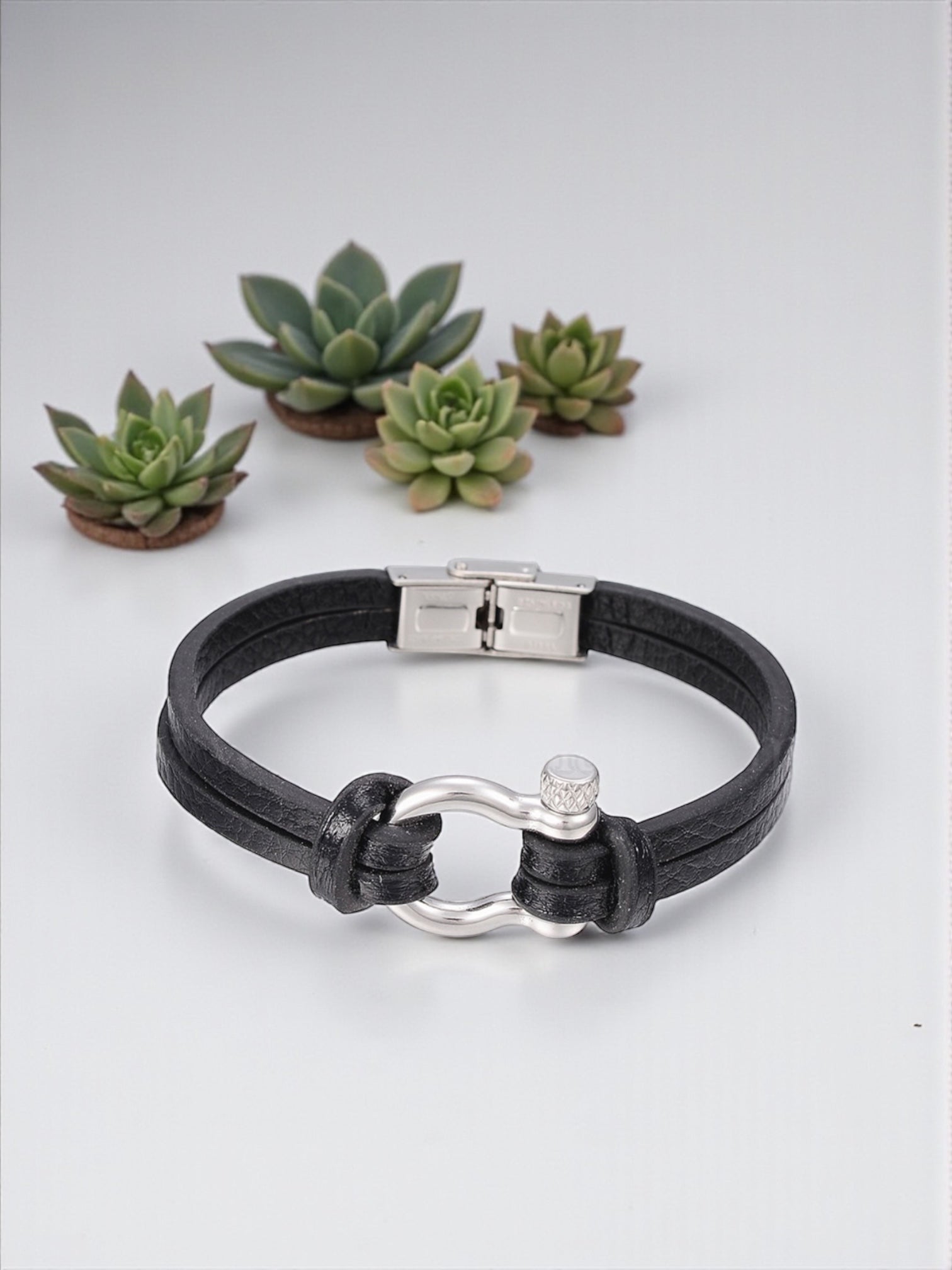 Horseshoe clasp bracelet