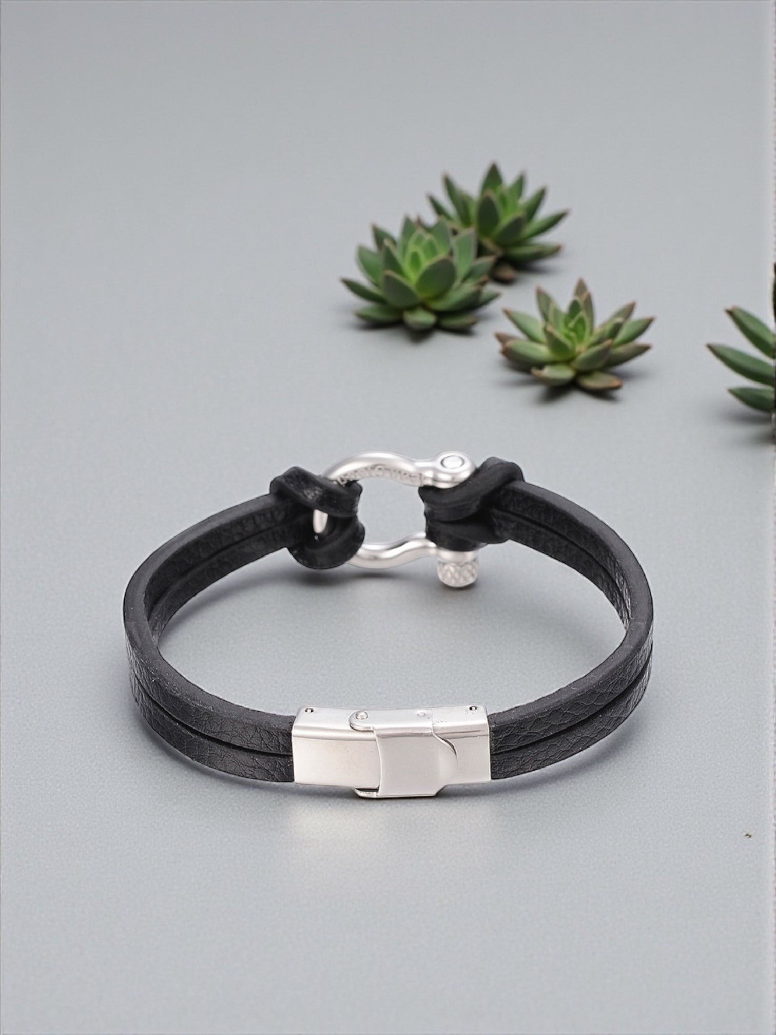 Horseshoe clasp bracelet