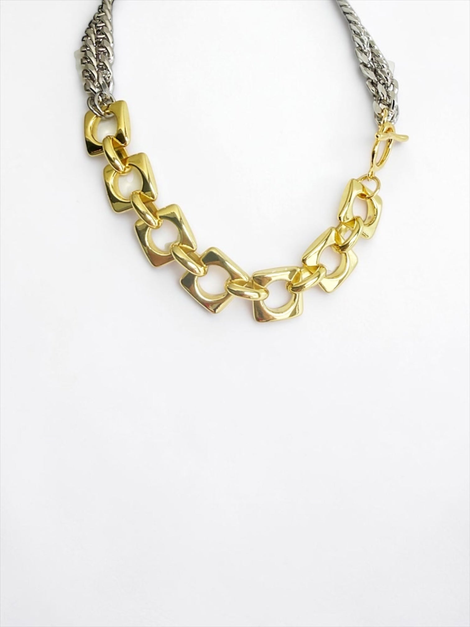 Carelis chain necklace
